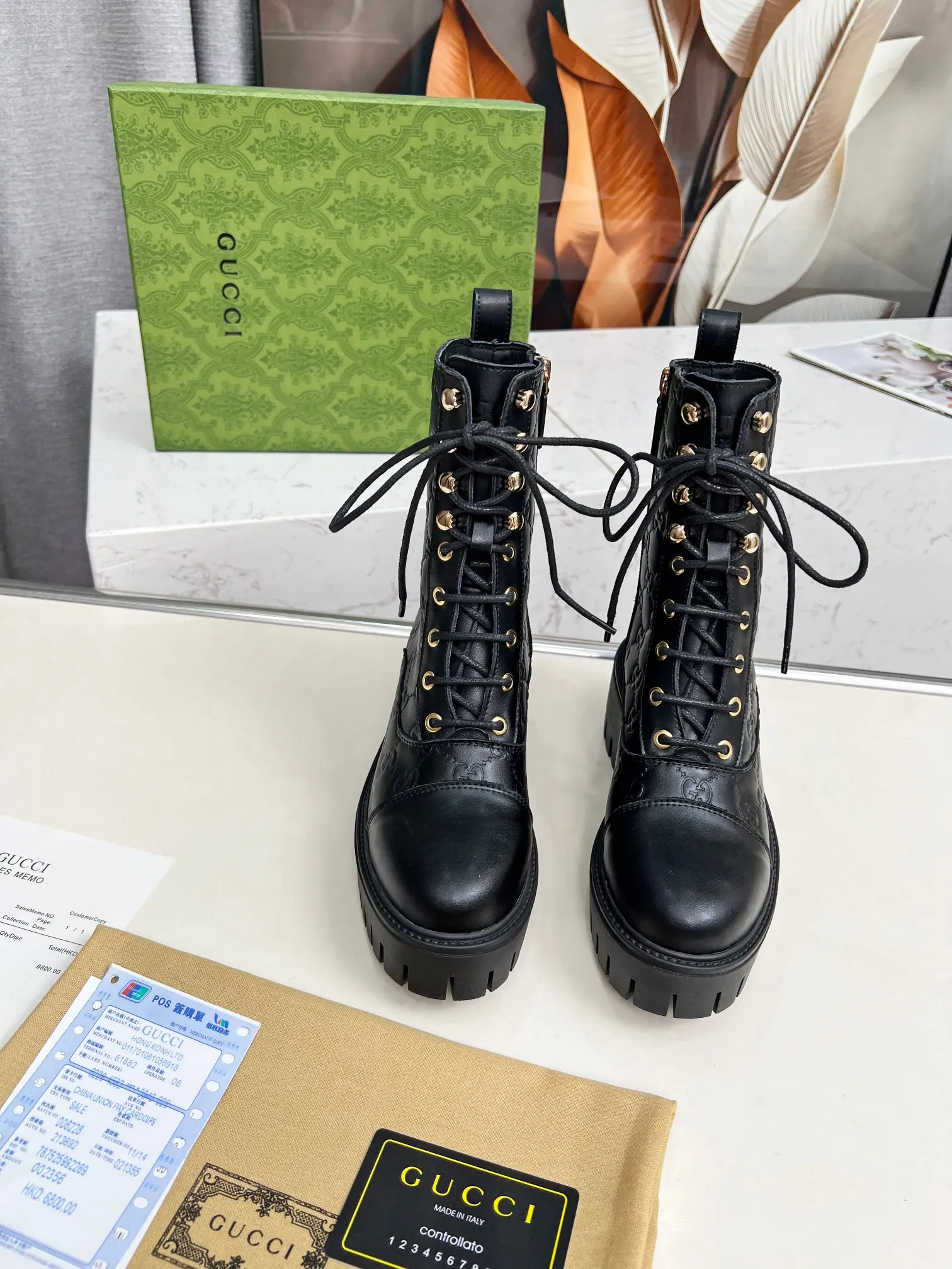 👟👟Ex-factory price 600👟👟 2025Gucci Gucci lace-up ankle boots. These lace-up ankle boots are made of Peugeot GG lace-up ankle boots. These lace-up ankle boots are carefully made of iconic GG cow leather, highlighting the brand's timeless and elegant aesthetic style. Featuring a bold silhouette, these ankle boots feature a rubber lug sole that provides secure support while giving the entire silhouette a modern, sophisticated feel. Lining: cowhide Heel height: 6 cm Size: 35-42#